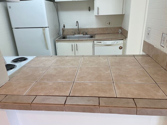 Building Photo - Spacious 2 Bedroom, 1 Bath Apartment w/ 1 Car Covered parking and onsite laundry
