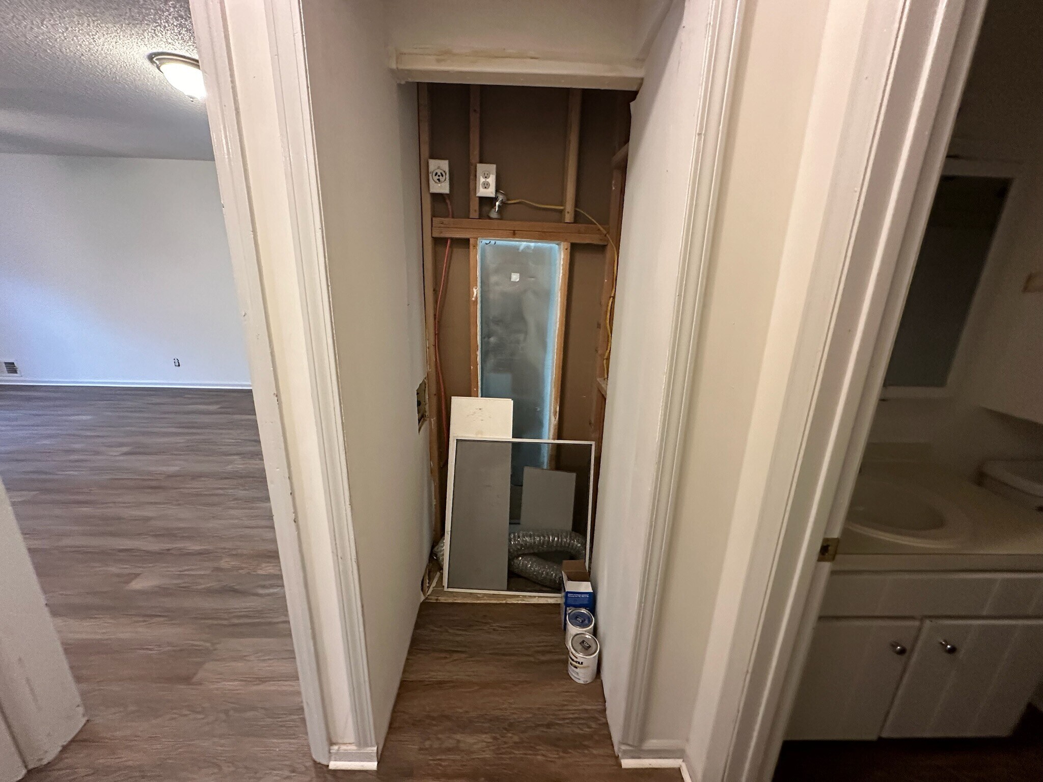 Washer/Dryer Hook Up - 195 N Etowah Dr