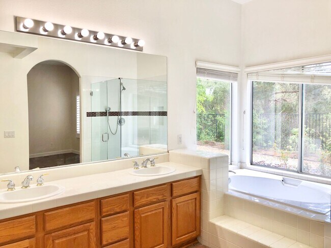 Building Photo - Wonderful Single Story Home, Quiet Neighbo...