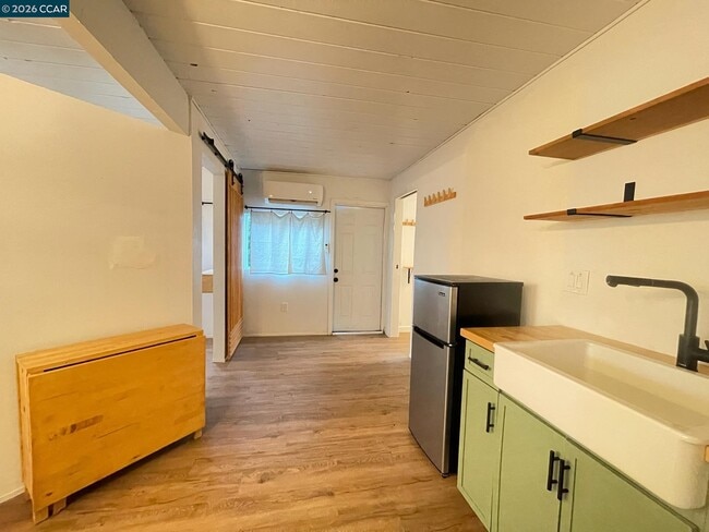 Building Photo - 924 E Meadow Ave