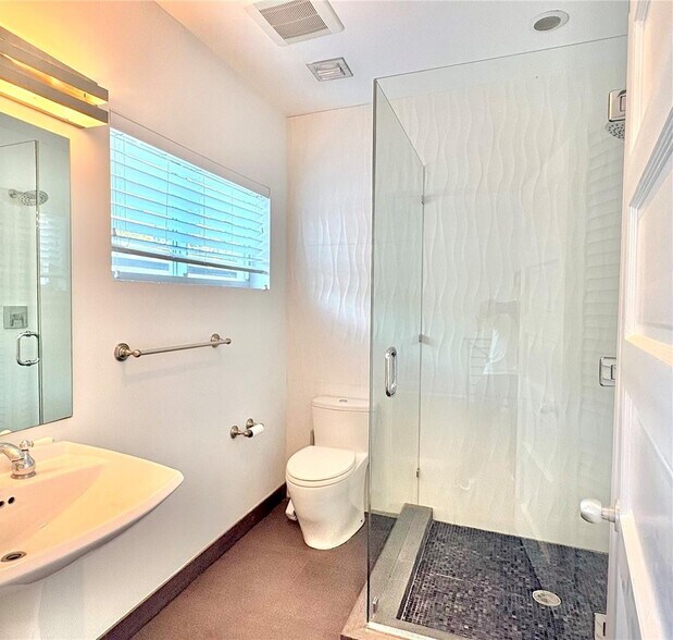 Building Photo - 2301 S Miami Ave