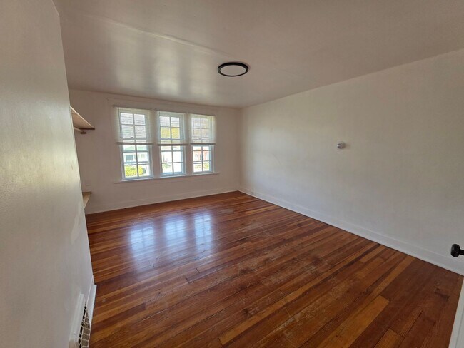 Building Photo - 1715 Marshall St