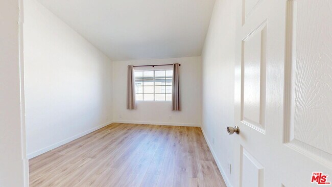 Building Photo - 18347 Saticoy St