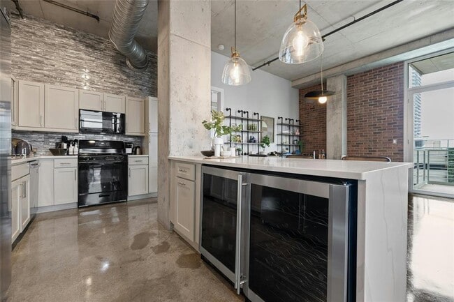 Building Photo - 800 W 5th St