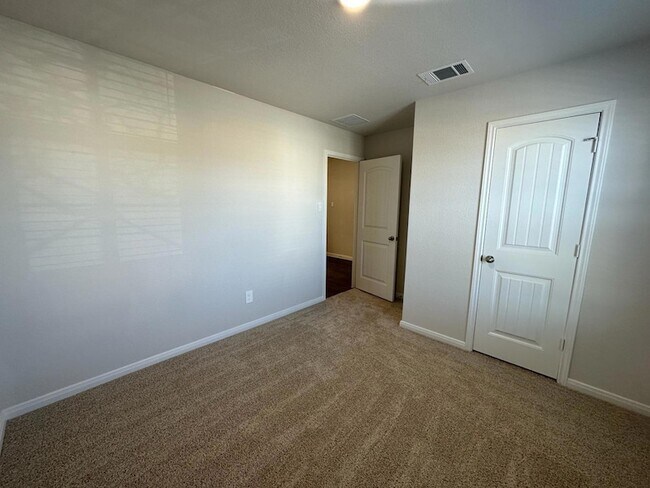Building Photo - 113 Briggs Ln