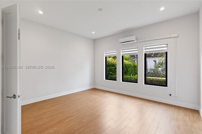 Building Photo - 3472 Emerson Dr