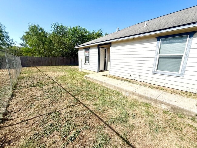 Building Photo - 424 Amires Pl