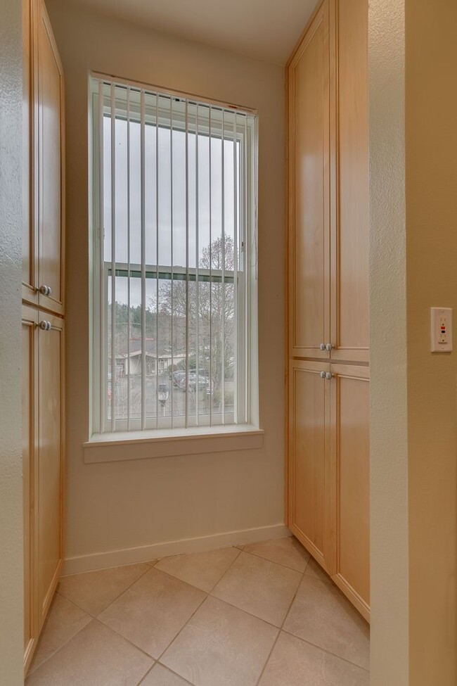Building Photo - Spacious 2 bedroom Condo in Downtown Redmond