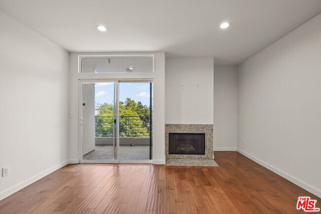 Building Photo - 401 Serrano Ave
