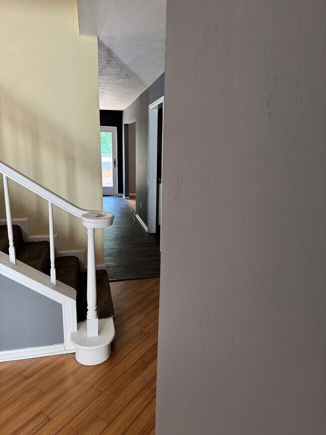 foyer entrance / staircase - 494 Teal Ln