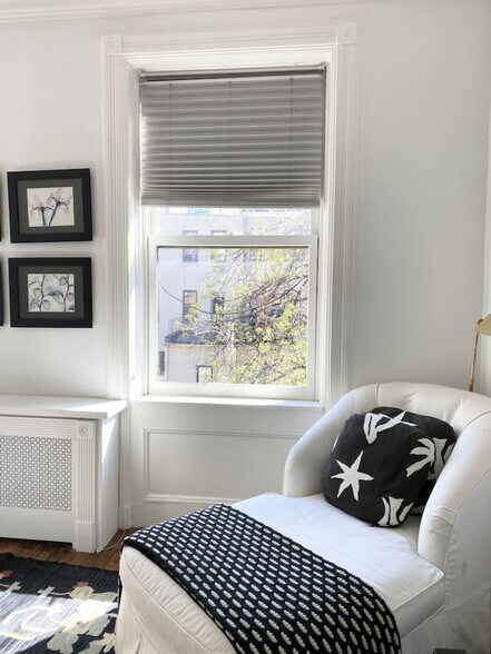 Building Photo - 112 W 78th St