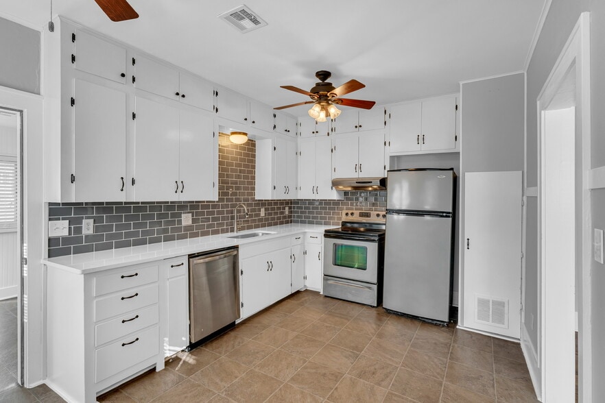 Building Photo - 811 N Lindell Ave