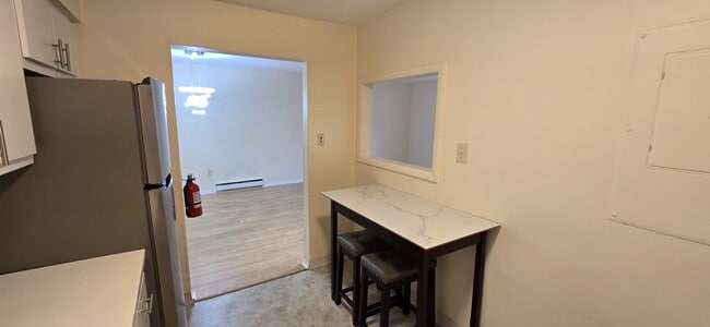 Building Photo - 142 E Maple St