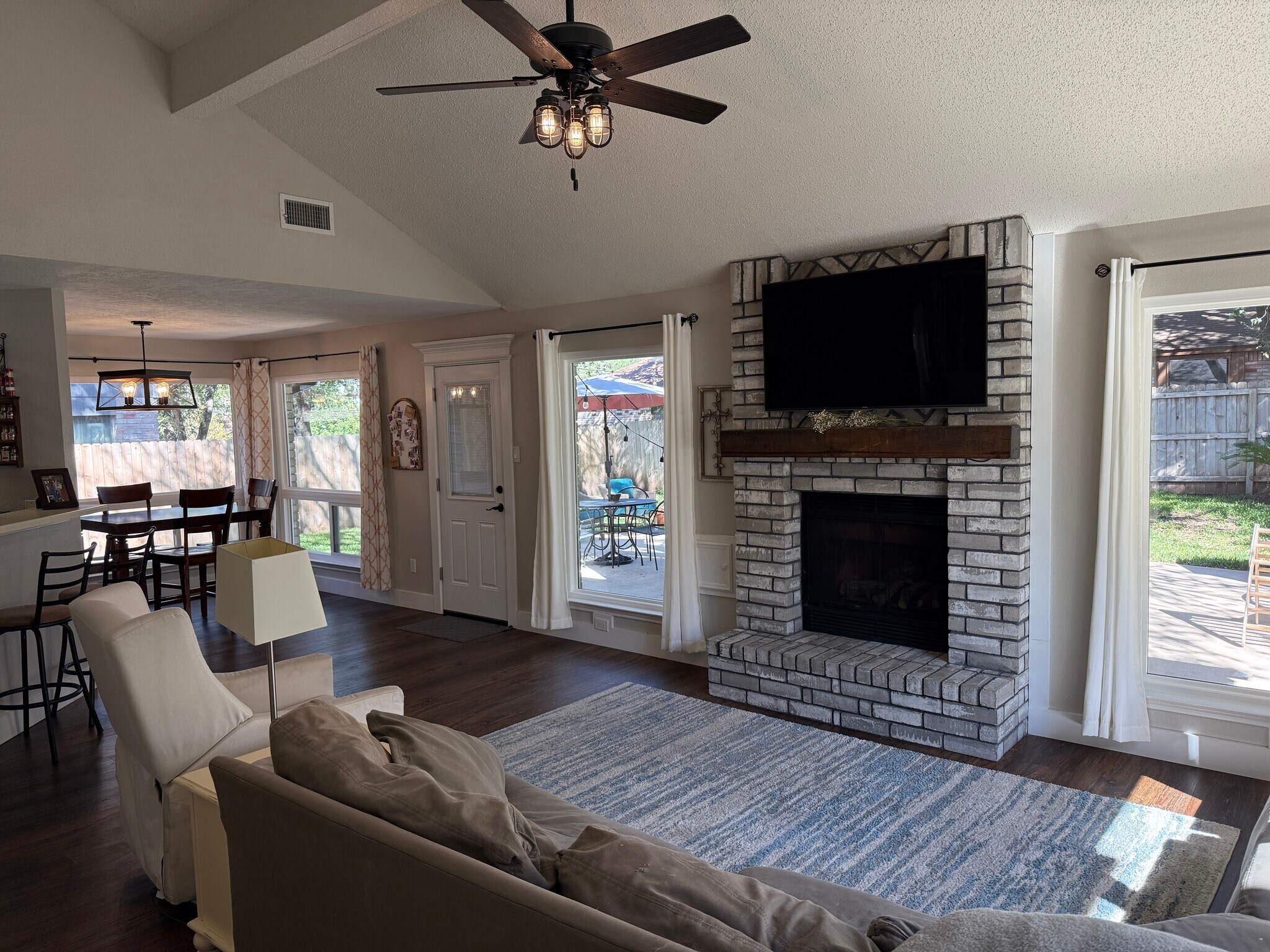 Building Photo - 9234 Fishers Hill Dr