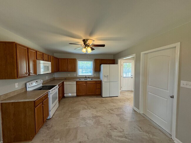 Building Photo - Charming 3-Bedroom Home in Nicholasville, 2 Car Garage! Fenced in Backyard!