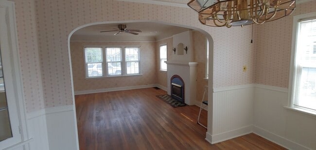 Building Photo - Charming 3 bedroom, 1.5 bathroom 1,448 sq....