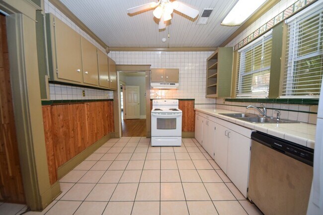 Building Photo - Great 3 bed, 1 bath near University of Mem...