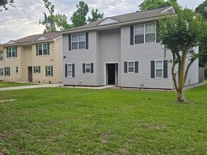 Building Photo - Townhome