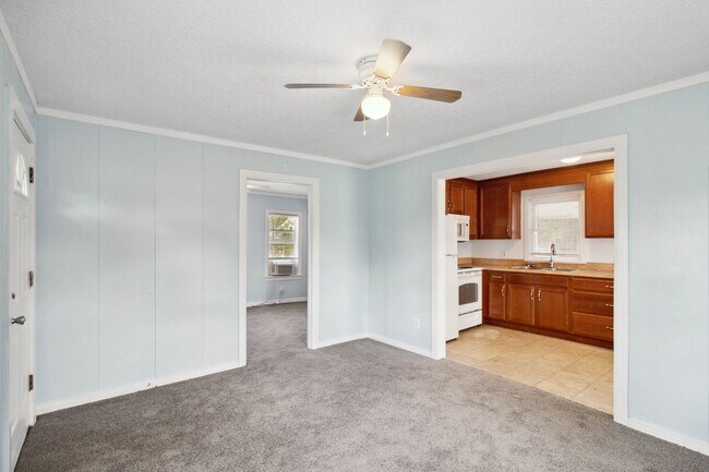 Building Photo - PENDING APPLICATION- Charming 1/1 Home in ...