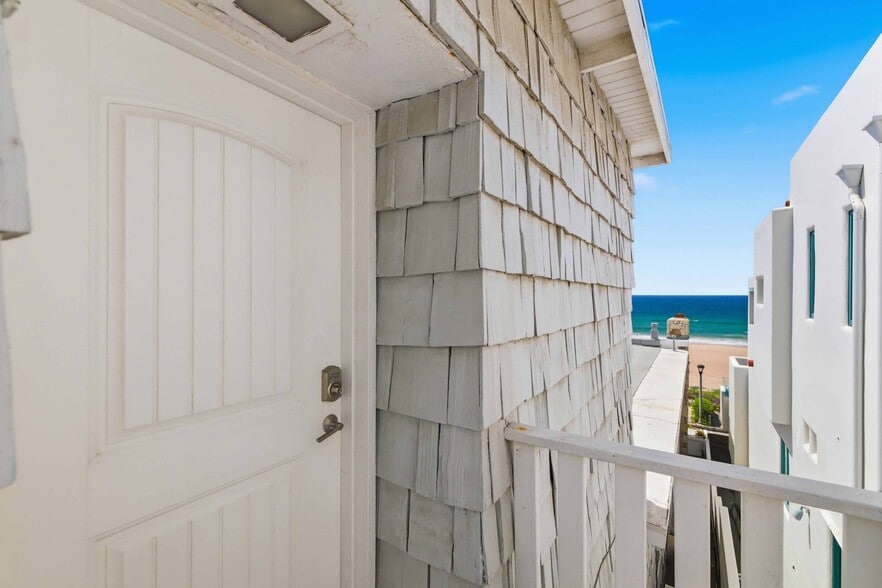 Building Photo - 3105 Ocean Dr