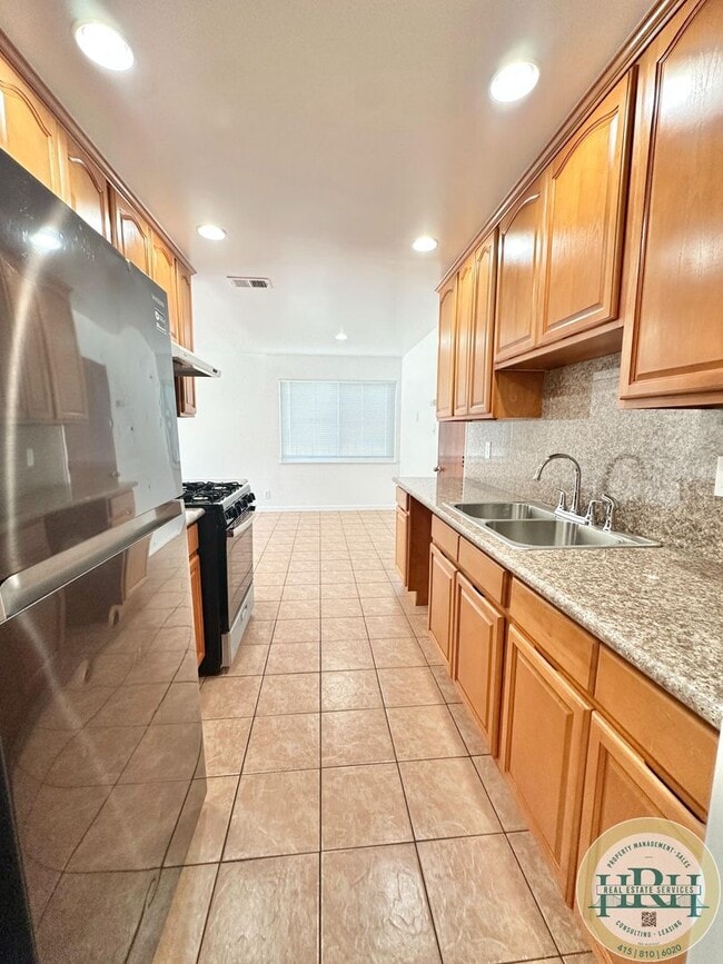 Building Photo - Spacious & Bright 3BR|2BA House in the Hea...