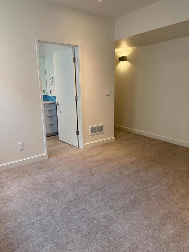 Building Photo - Silver Maple Stunning