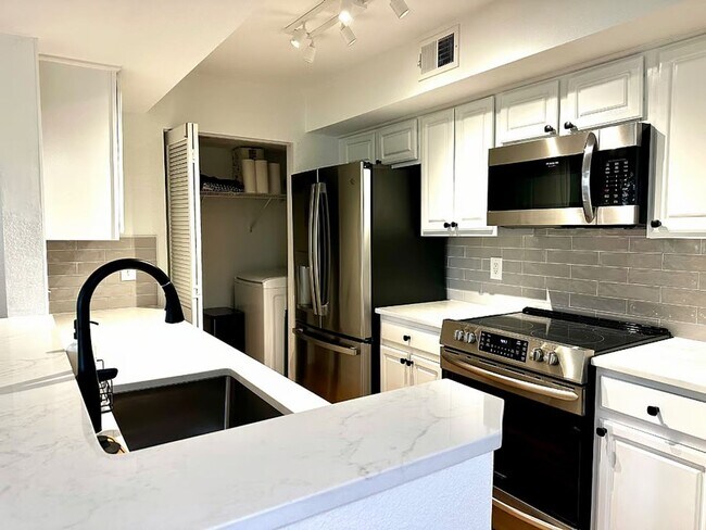 Building Photo - Furnished/Updated 1 Bed/1 Bath Condo- Close to Sullivan's Island