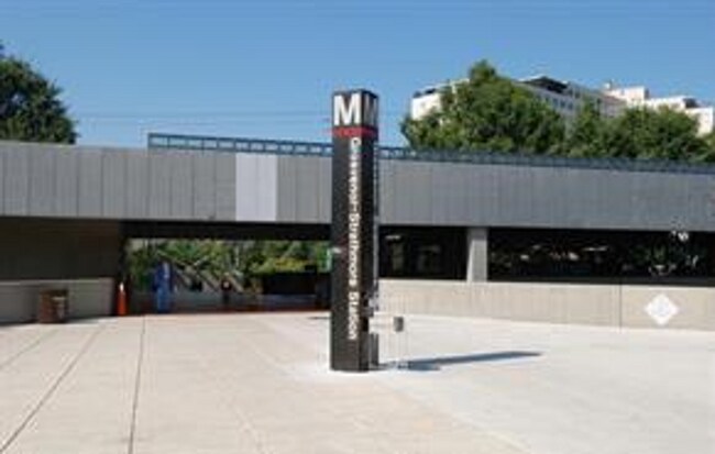 Building Photo - Fabulous 2BR/1BA Top Floor Condo in Grosve...