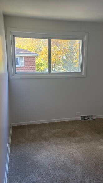 Building Photo - 929 W North Ave