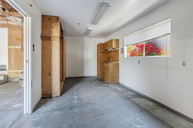 Building Photo - Spacious Saratoga Home with Great Outdoor ...