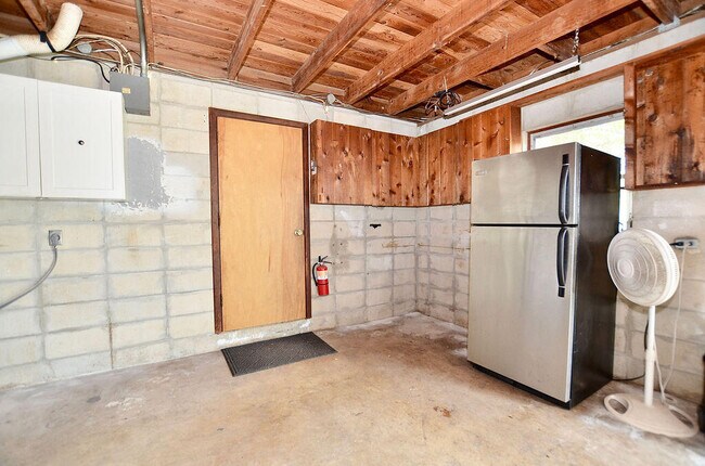 Building Photo - 505 Coconut Ave E