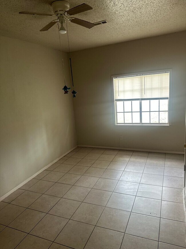 Building Photo - 1007 Mayes Ave