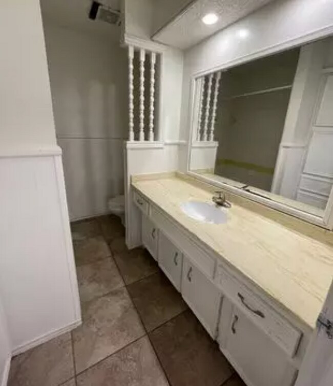 Building Photo - Centrally located 2BR/1BA | Updated | Water Included | $0 Application Fee | September Special