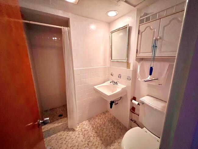 Building Photo - Beautiful Home - 3 Bedroom 2.5 Bathroom - ...