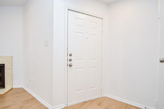 Building Photo - 11201 Lynbrook Dr