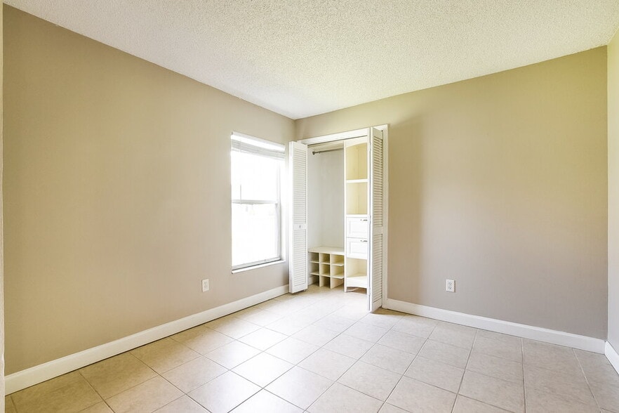 Building Photo - 1306 Silverthorn Dr