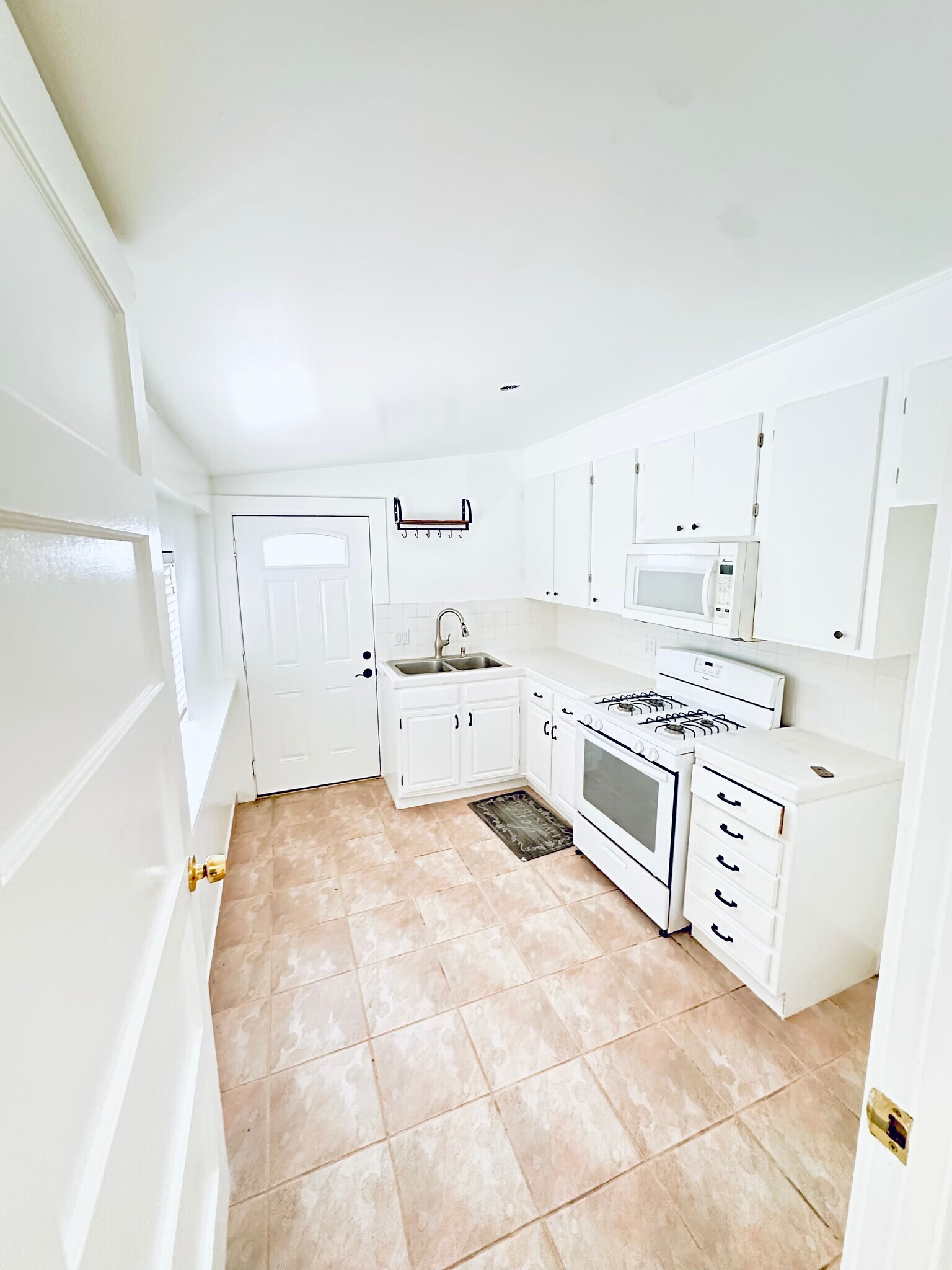 Building Photo - 7231 Vanalden Ave