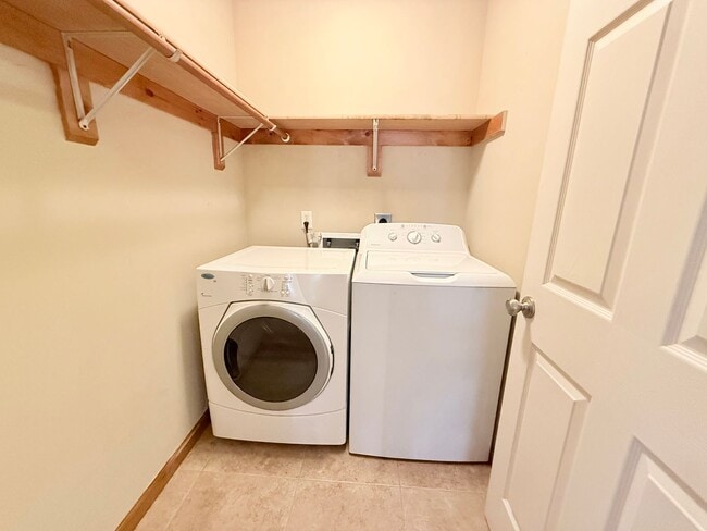 Building Photo - Beautiful Home in East Bloomington!