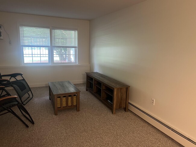 Building Photo - 402 White Cedar Blvd