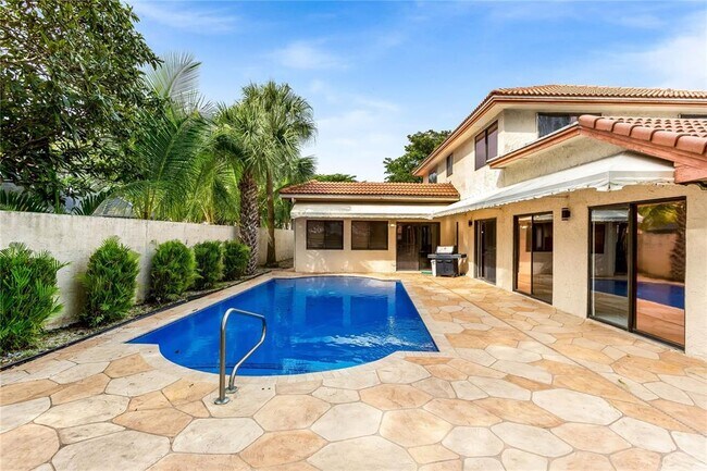 Building Photo - 470 NW 38th Ave