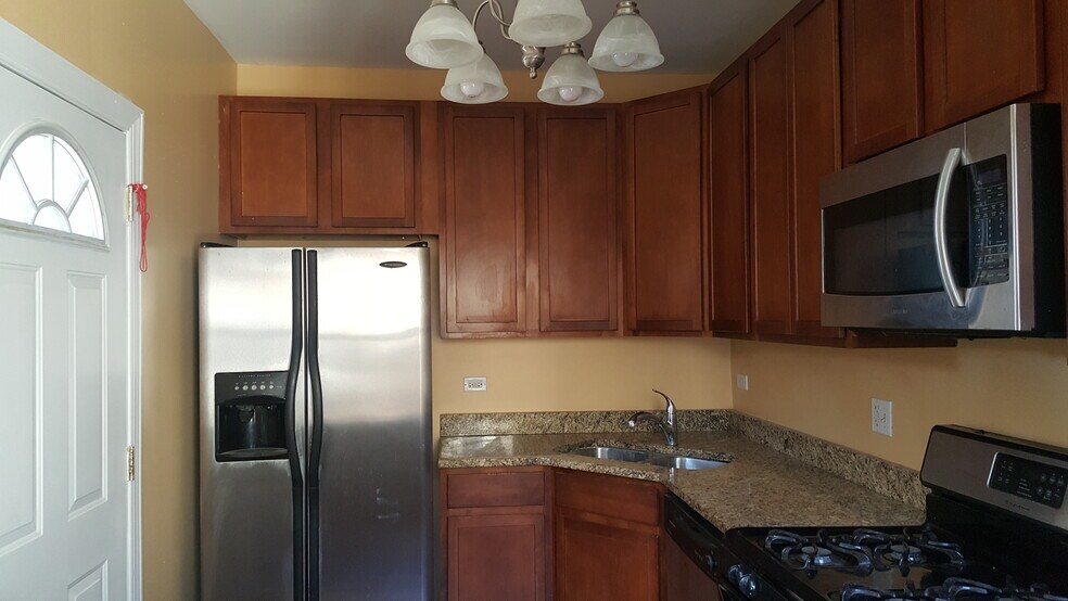 Building Photo - 2243 W Rosemont Ave