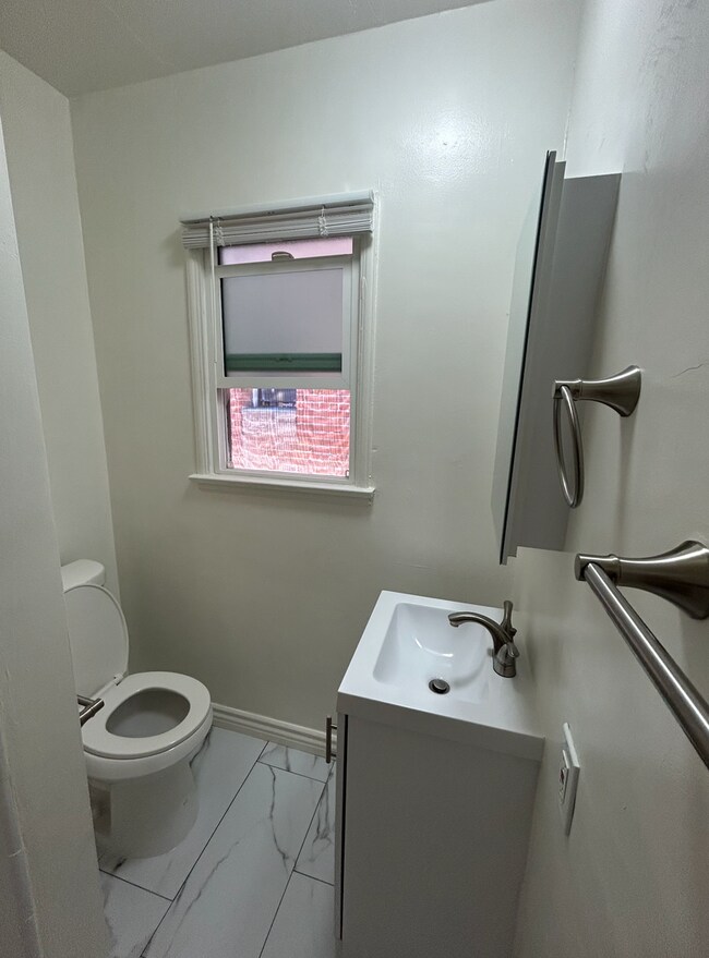 Building Photo - Charming studio in prime Los Angeles locat...