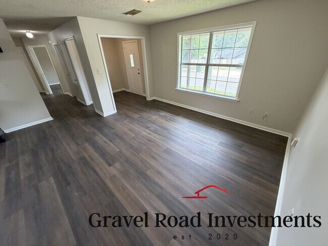 Building Photo - Freshly Updated 3 Bedroom, 1 Bathroom Home