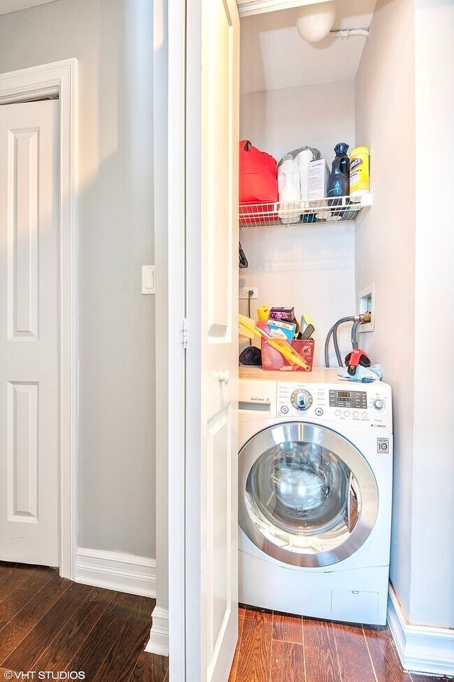 Building Photo - 3033 N Sheridan Rd