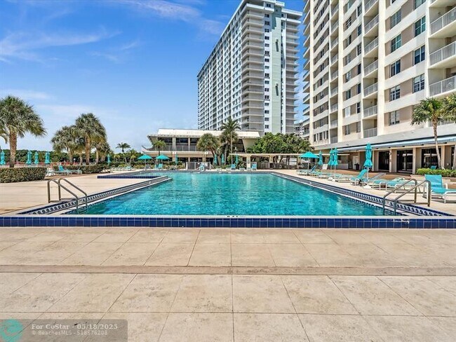 Building Photo - 300 Bayview Dr