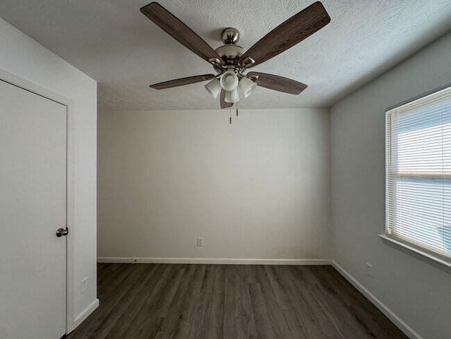 Building Photo - Charming 3 Bed 2 Bath Home with Fenced Yard