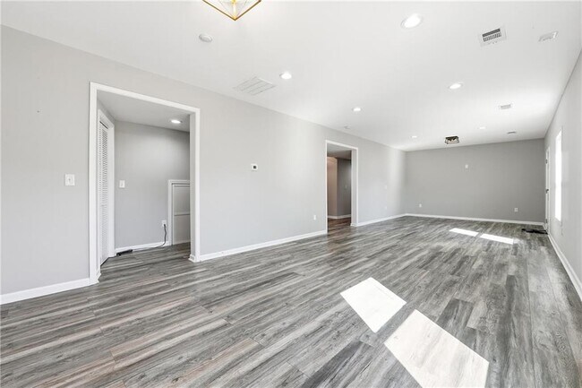 Building Photo - 156 Round Pond Dr