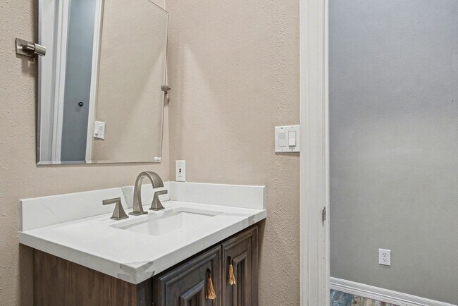Building Photo - 15569 Crown Oaks Dr