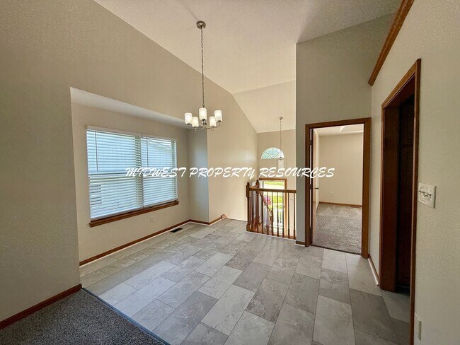 Building Photo - Amazing 3 Bedroom Townhouse!