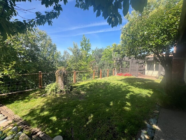Building Photo - Beautiful Updated West Redding Home!